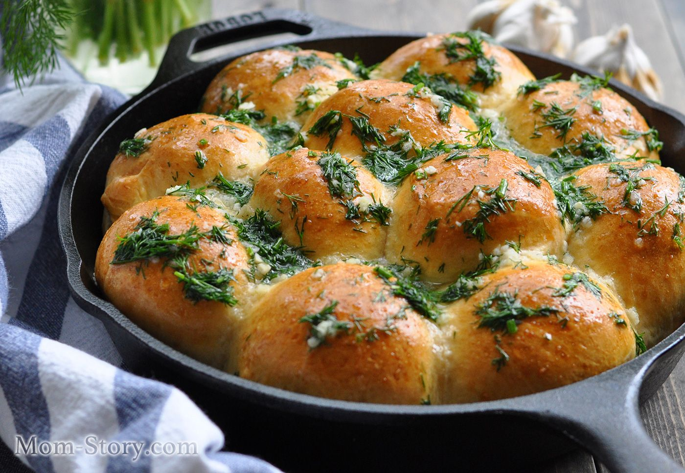 Пампушки чесночные — девять булочек, пропитанных чесночным соусом с укропом