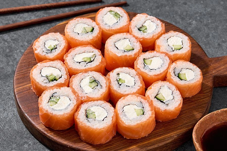 Канада — 32 ролла с угрём, сливочным сыром, унаги-соусом и кунжутом