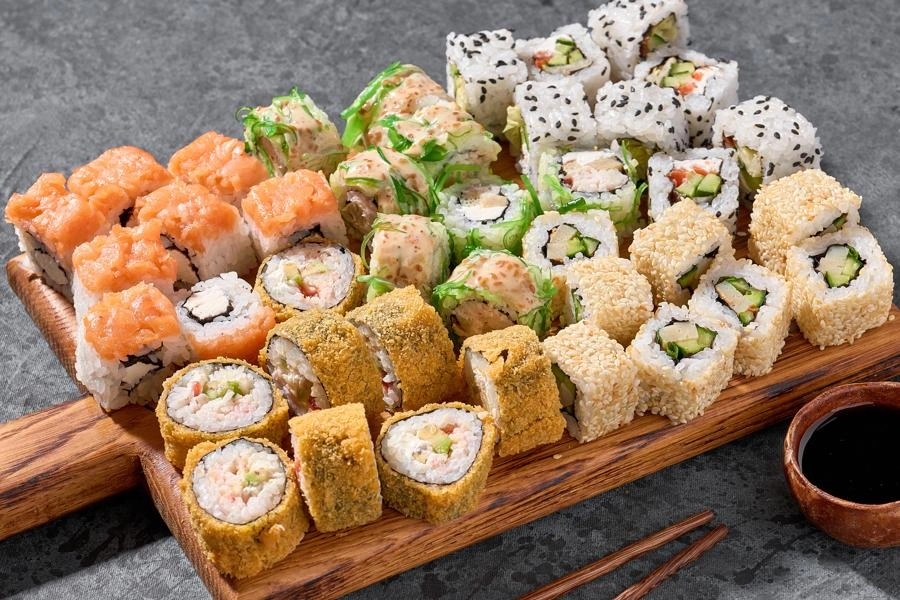 Самурай — 40 роллов: Филадельфия, Калифорния, ролл сяке и ролл эби, сет роллов на компанию