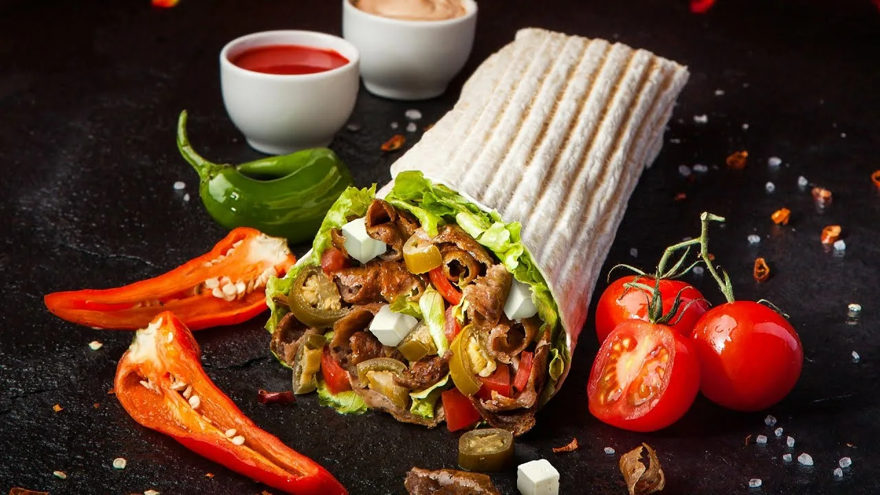 Донер с говядиной и свежими овощами в пшеничной лепёшке